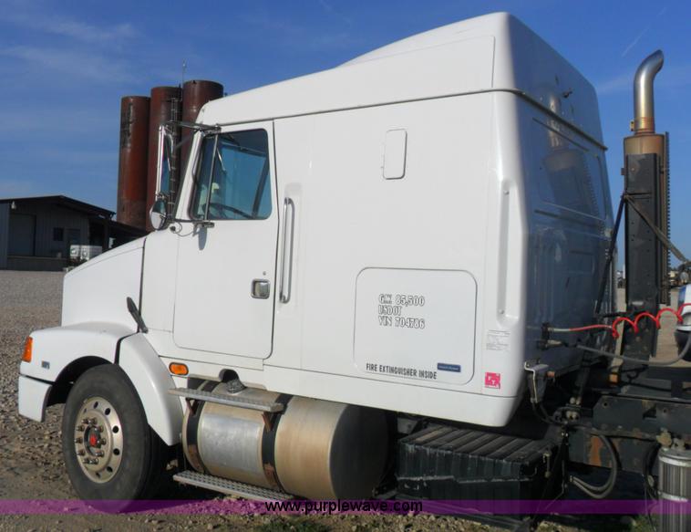 image for item B1196 1995 White/volvo WIA semi truck