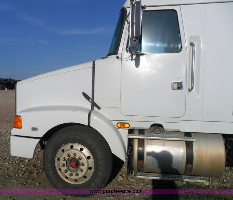 image for item B1196 1995 White/volvo WIA semi truck