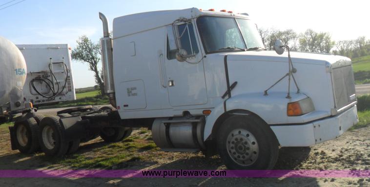 image for item B1196 1995 White/volvo WIA semi truck