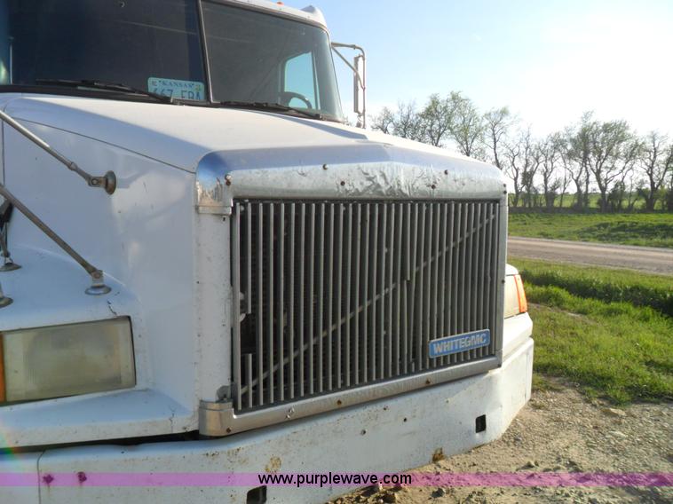 image for item B1196 1995 White/volvo WIA semi truck