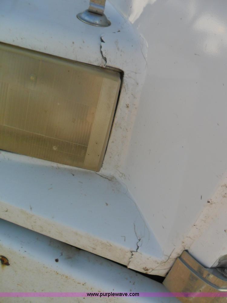 image for item B1196 1995 White/volvo WIA semi truck