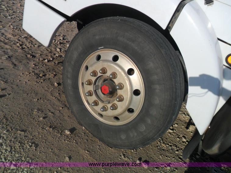 image for item B1196 1995 White/volvo WIA semi truck