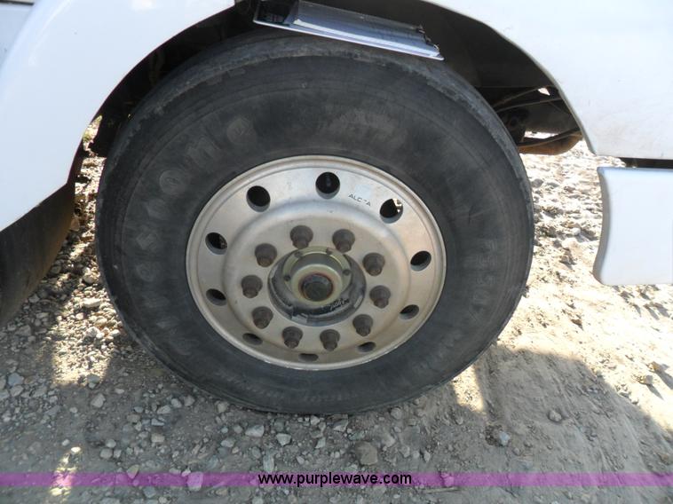 image for item B1196 1995 White/volvo WIA semi truck