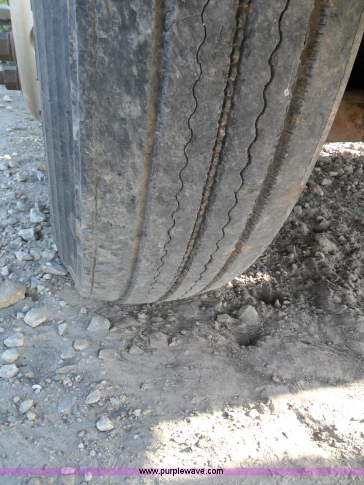 image for item B1196 1995 White/volvo WIA semi truck