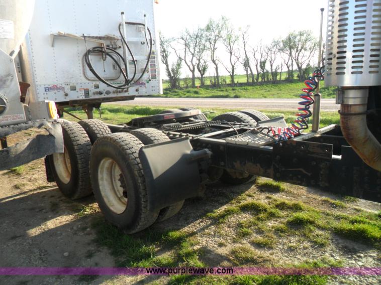 image for item B1196 1995 White/volvo WIA semi truck