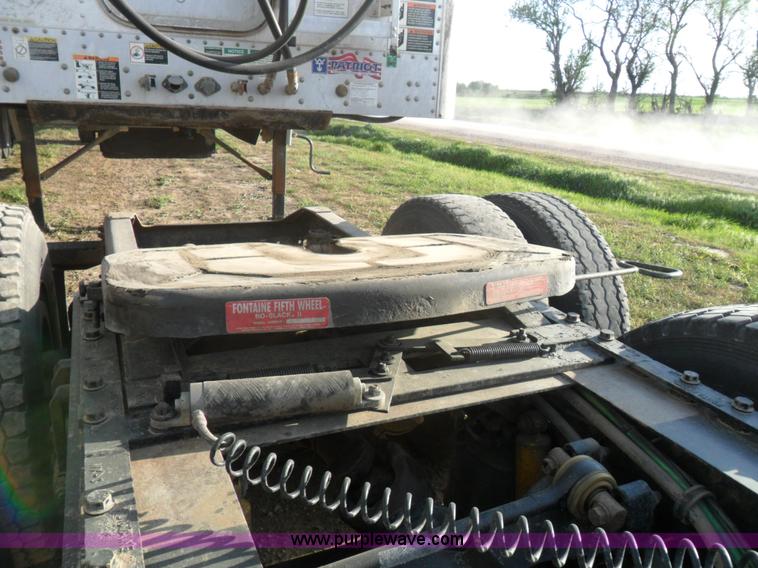 image for item B1196 1995 White/volvo WIA semi truck