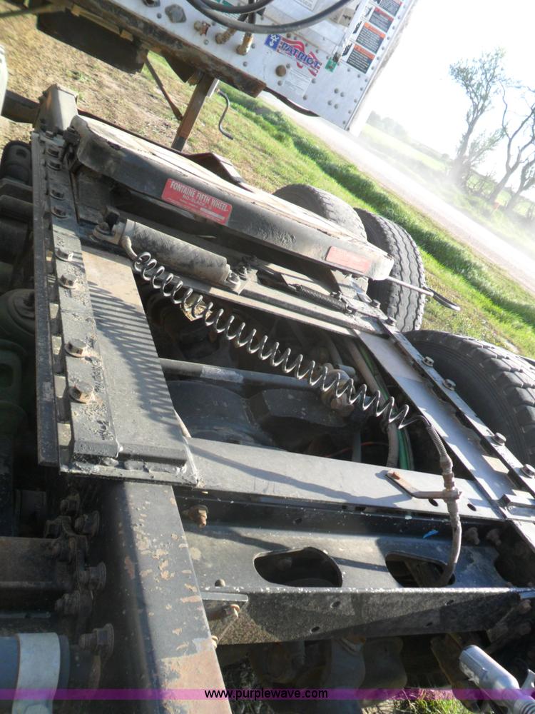 image for item B1196 1995 White/volvo WIA semi truck