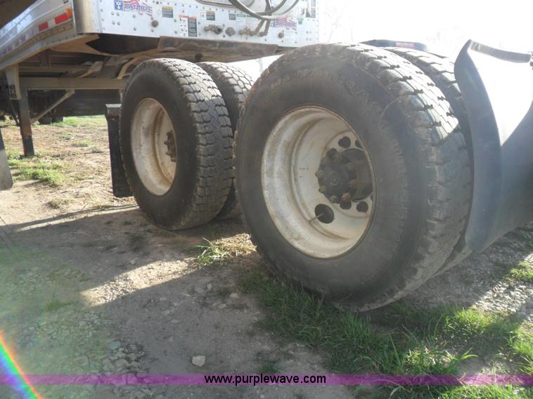 image for item B1196 1995 White/volvo WIA semi truck