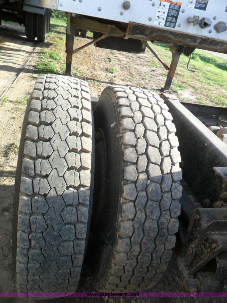 image for item B1196 1995 White/volvo WIA semi truck