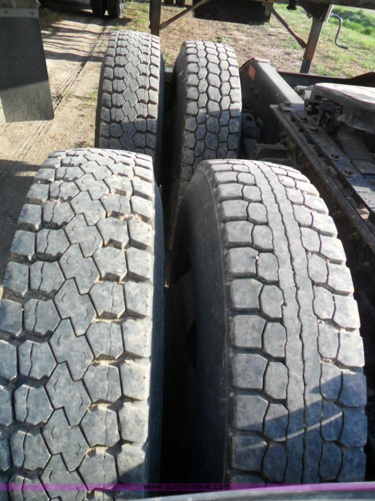 image for item B1196 1995 White/volvo WIA semi truck