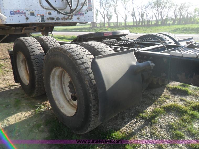 image for item B1196 1995 White/volvo WIA semi truck