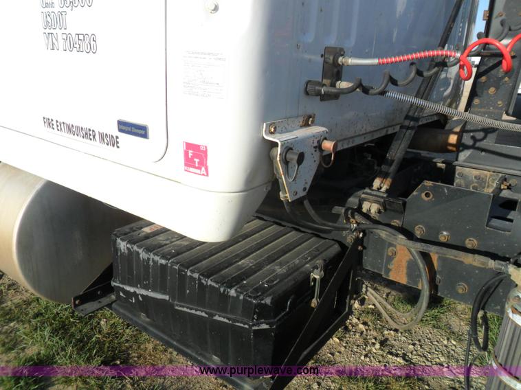 image for item B1196 1995 White/volvo WIA semi truck