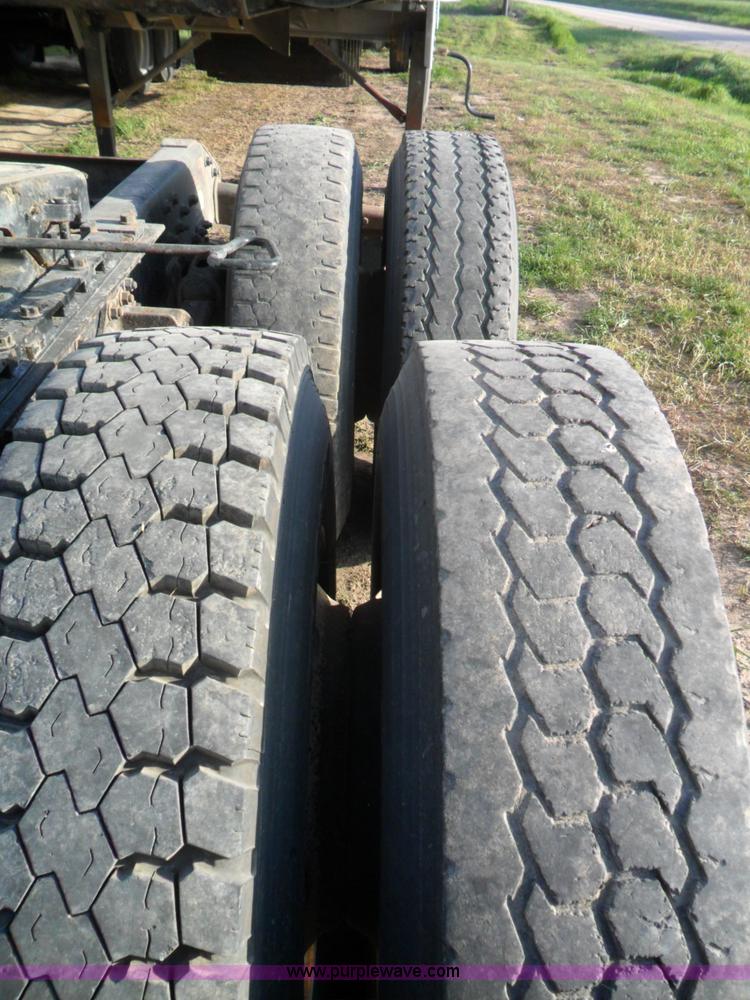 image for item B1196 1995 White/volvo WIA semi truck