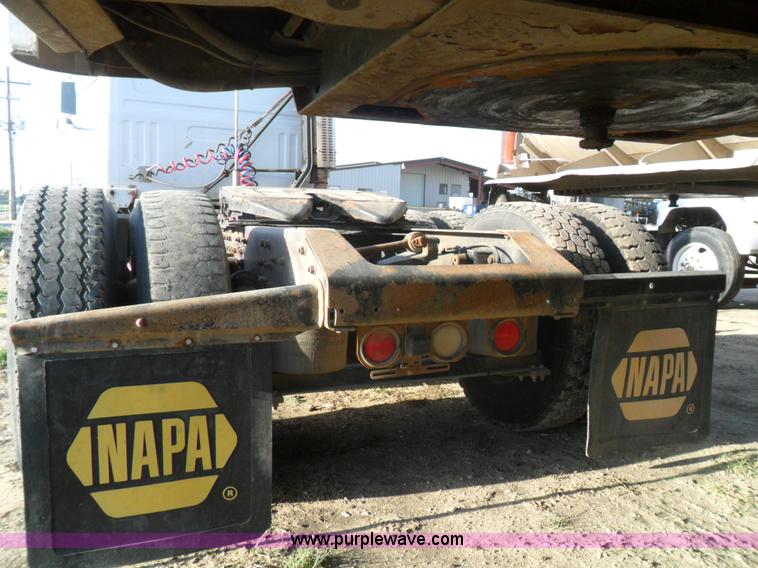 image for item B1196 1995 White/volvo WIA semi truck