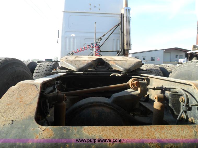 image for item B1196 1995 White/volvo WIA semi truck