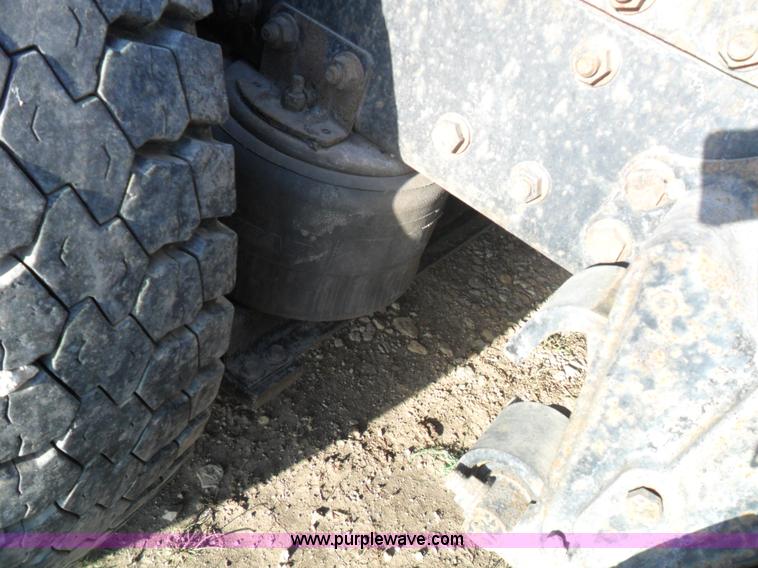 image for item B1196 1995 White/volvo WIA semi truck