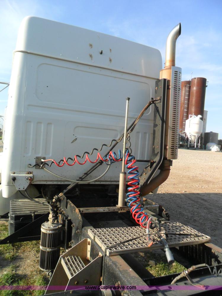 image for item B1196 1995 White/volvo WIA semi truck