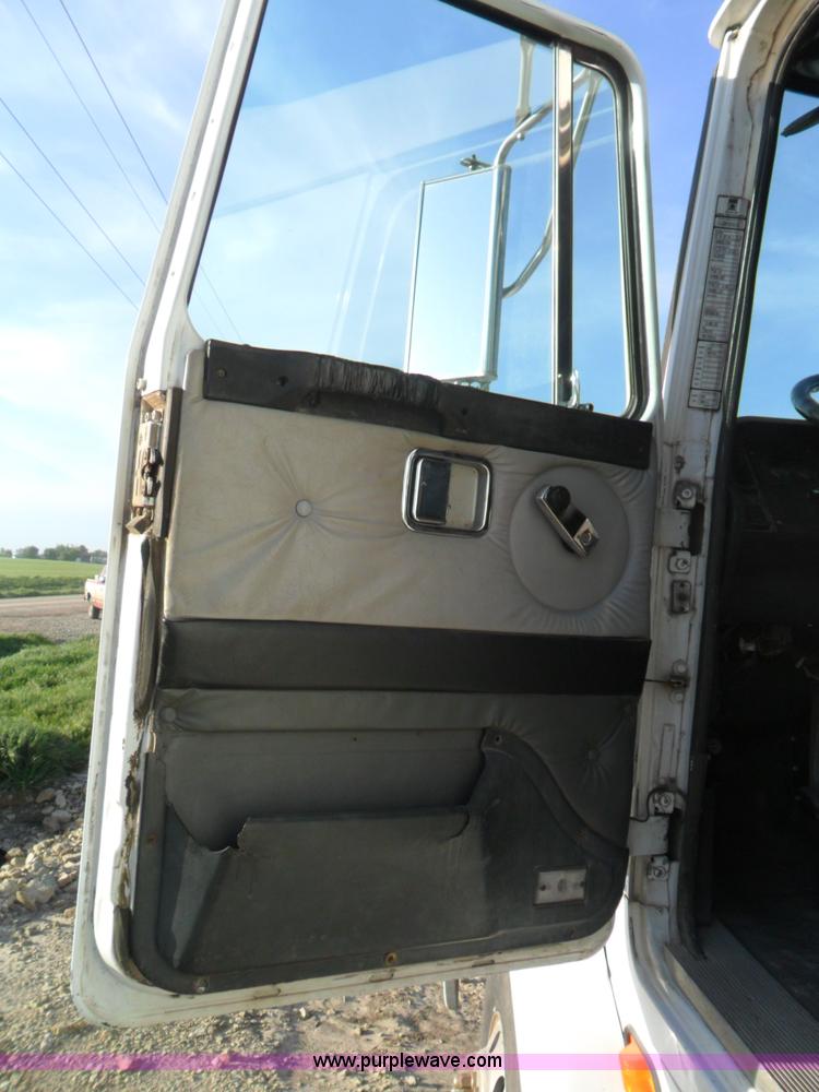 image for item B1196 1995 White/volvo WIA semi truck