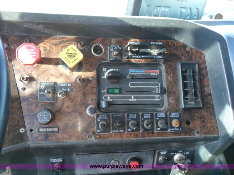 image for item B1196 1995 White/volvo WIA semi truck