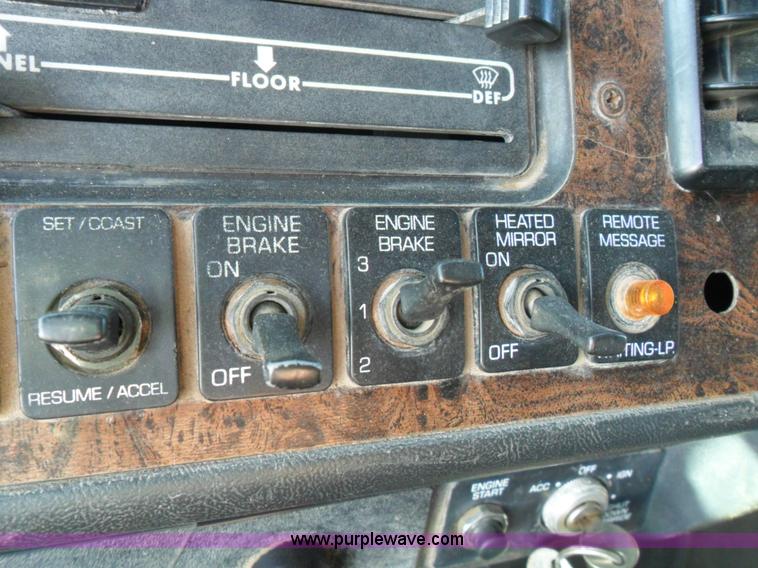 image for item B1196 1995 White/volvo WIA semi truck