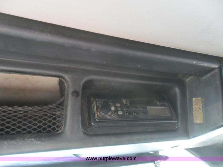 image for item B1196 1995 White/volvo WIA semi truck