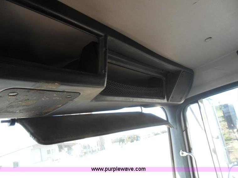 image for item B1196 1995 White/volvo WIA semi truck