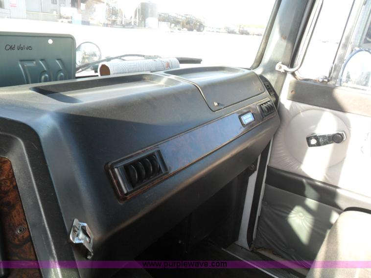 image for item B1196 1995 White/volvo WIA semi truck