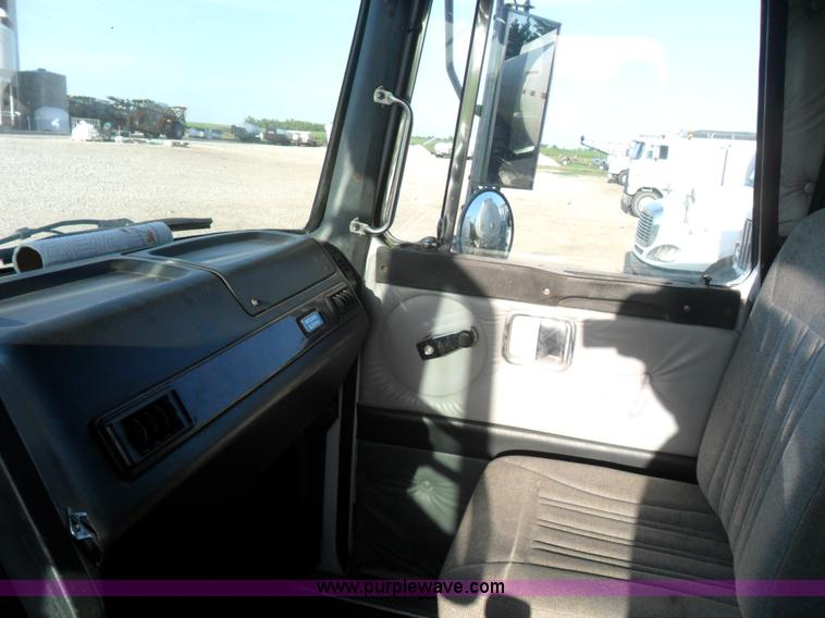 image for item B1196 1995 White/volvo WIA semi truck