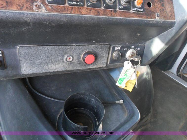 image for item B1196 1995 White/volvo WIA semi truck