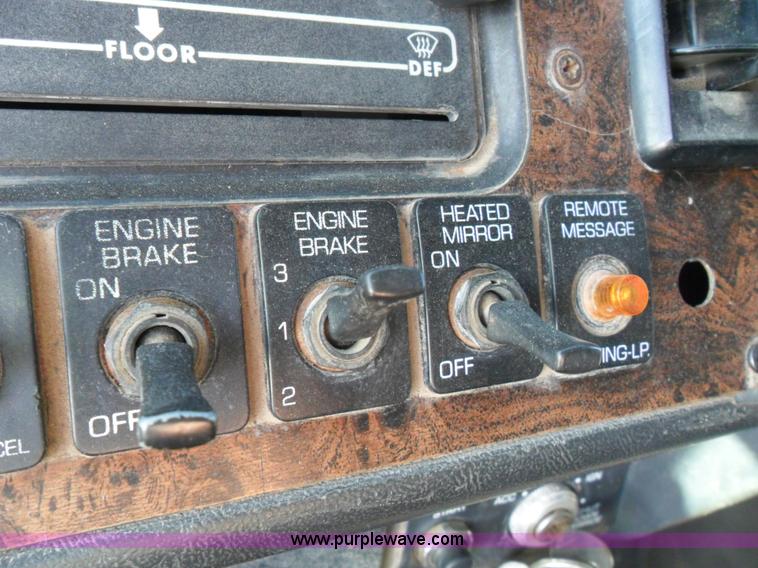 image for item B1196 1995 White/volvo WIA semi truck