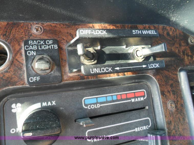 image for item B1196 1995 White/volvo WIA semi truck