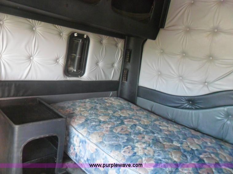 image for item B1196 1995 White/volvo WIA semi truck