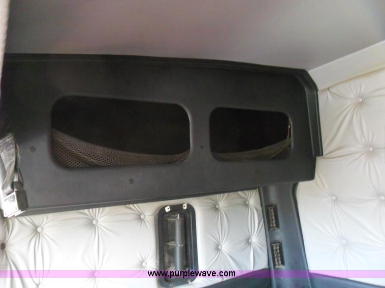 image for item B1196 1995 White/volvo WIA semi truck