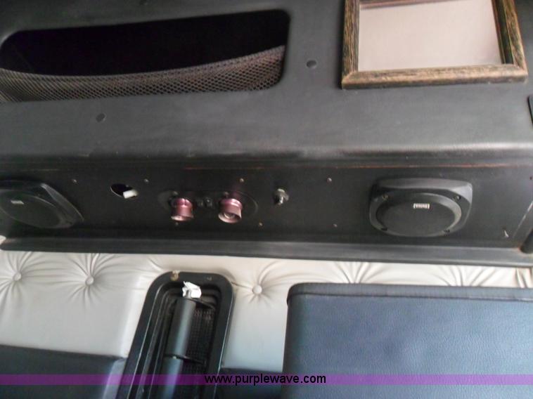 image for item B1196 1995 White/volvo WIA semi truck