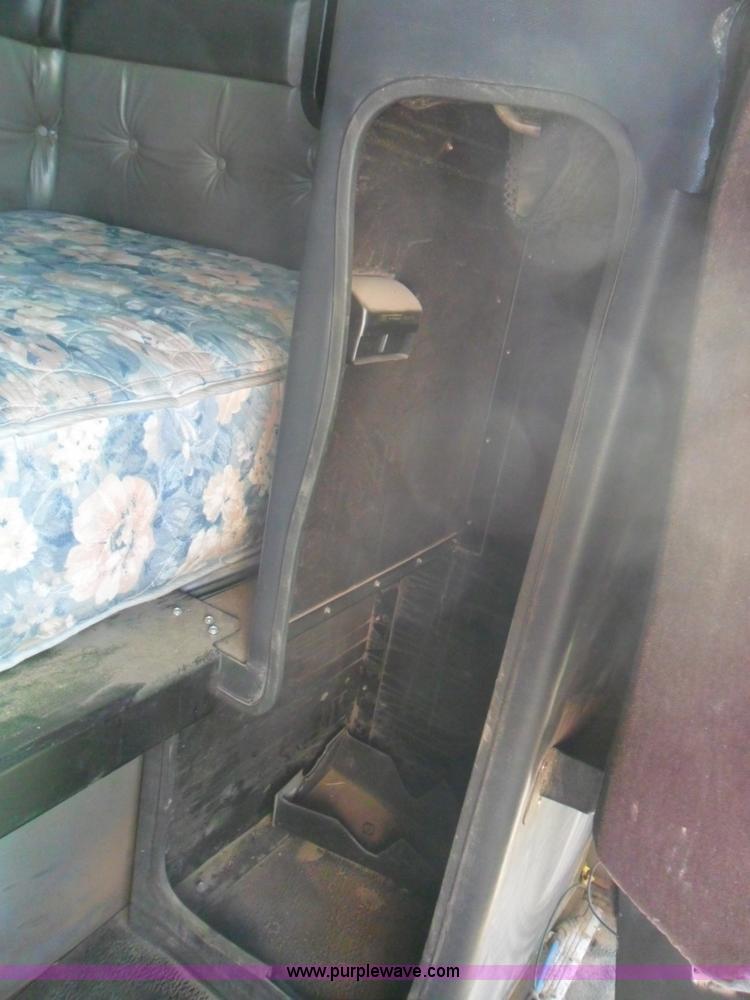 image for item B1196 1995 White/volvo WIA semi truck