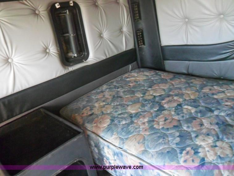 image for item B1196 1995 White/volvo WIA semi truck