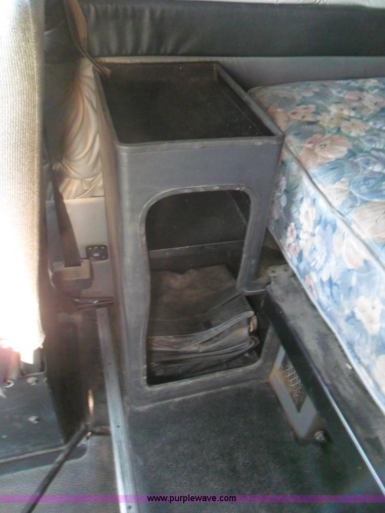 image for item B1196 1995 White/volvo WIA semi truck