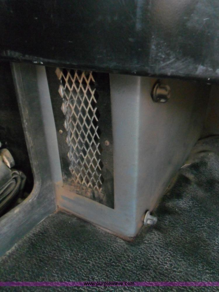 image for item B1196 1995 White/volvo WIA semi truck