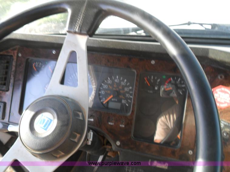 image for item B1196 1995 White/volvo WIA semi truck