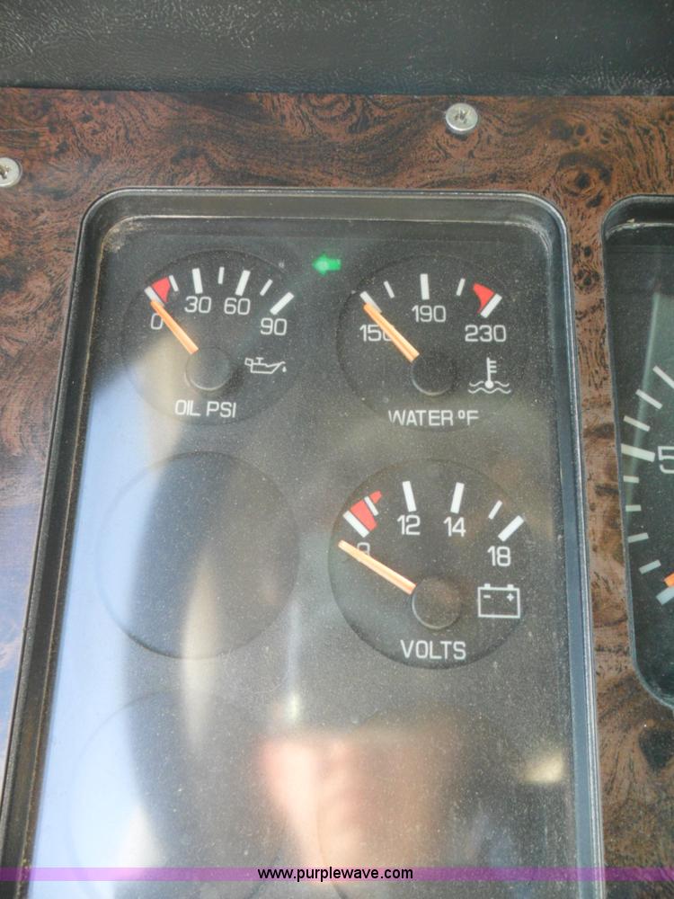 image for item B1196 1995 White/volvo WIA semi truck