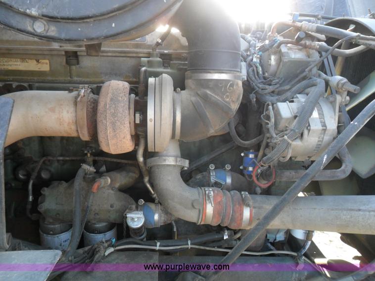 image for item B1196 1995 White/volvo WIA semi truck