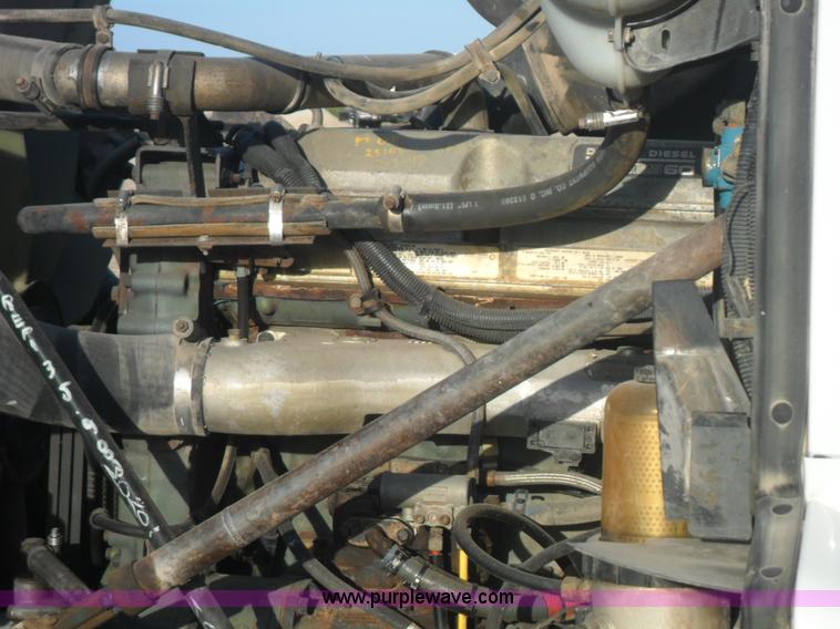 image for item B1196 1995 White/volvo WIA semi truck