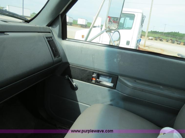 image for item B2280 1999 GMC C6500 refrigerator box truck