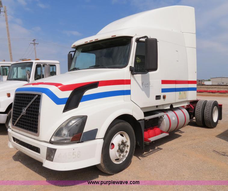 image for item B2281 2006 Volvo VNL semi truck