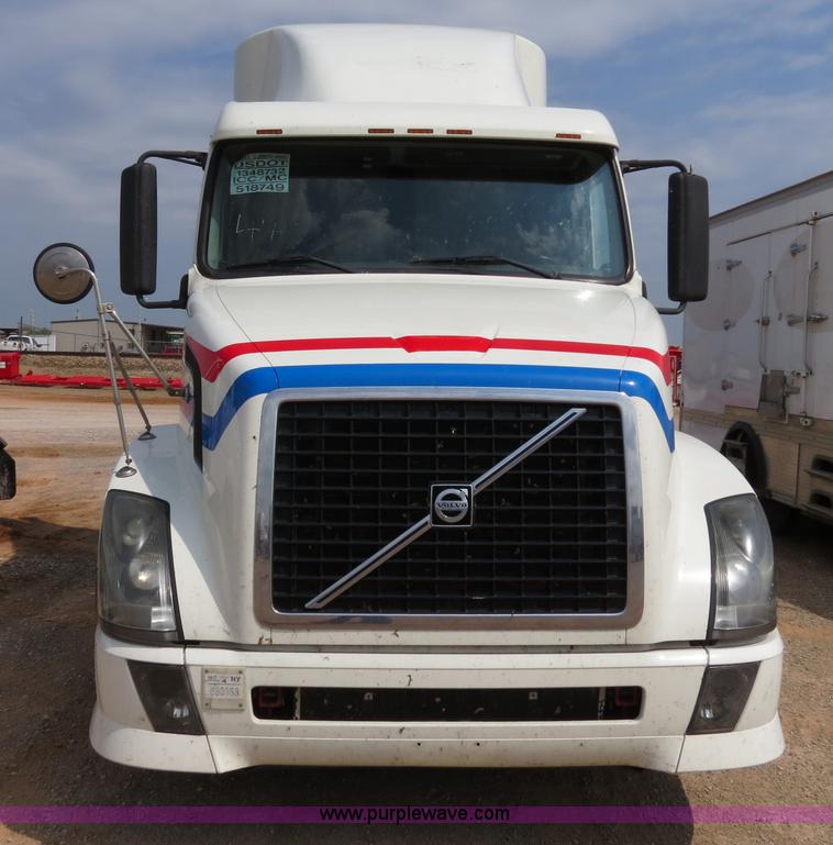 image for item B2281 2006 Volvo VNL semi truck