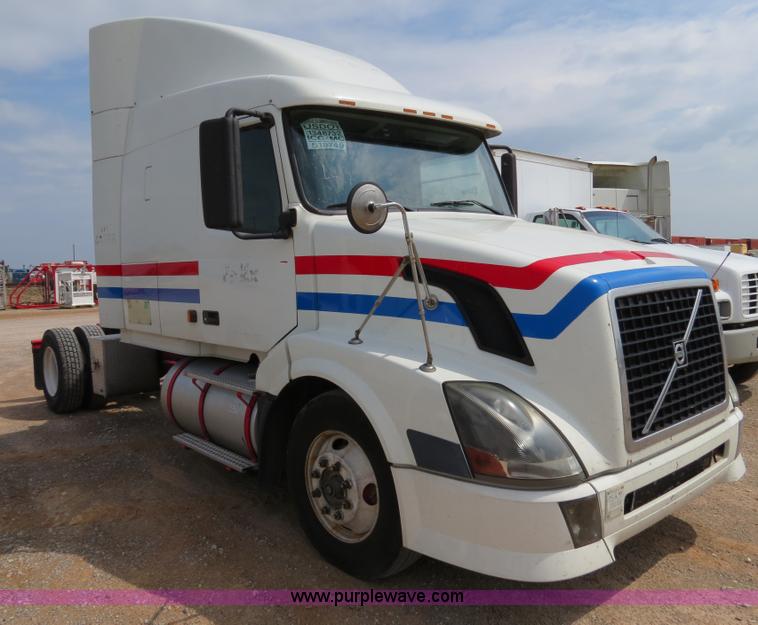 image for item B2281 2006 Volvo VNL semi truck
