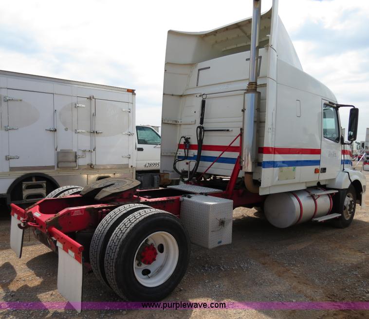 image for item B2281 2006 Volvo VNL semi truck