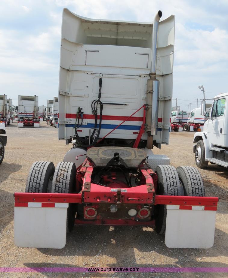 image for item B2281 2006 Volvo VNL semi truck