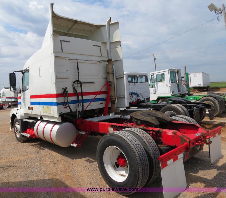 image for item B2281 2006 Volvo VNL semi truck