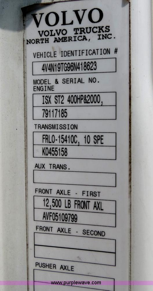 image for item B2281 2006 Volvo VNL semi truck